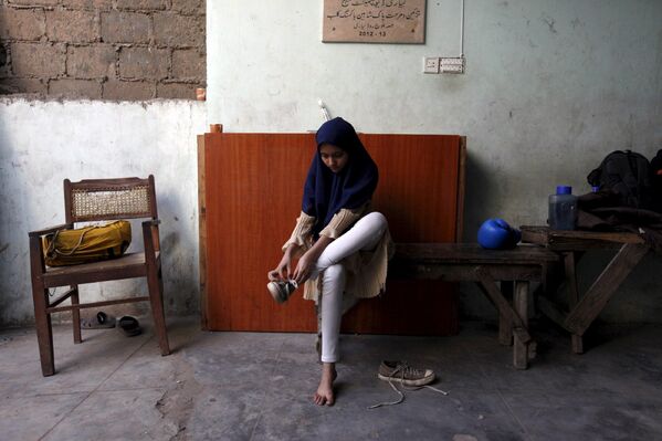 Девочка после тренировки по боксу в Карачи, Пакистан
