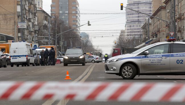 Полиция у метро Октябрьское поле в Москве