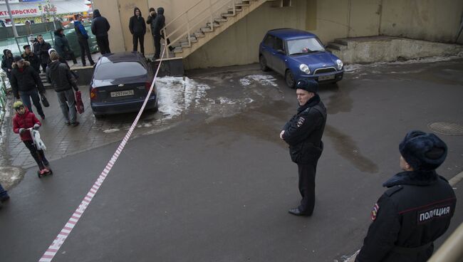 Полиция у метро Октябрьское поле в Москве