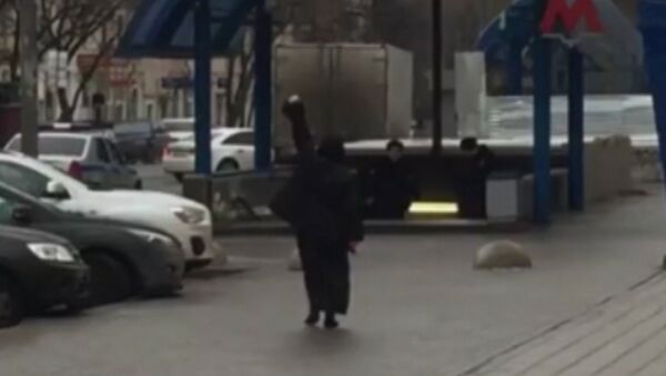 Прохожие сняли на видео подозреваемую в убийстве ребенка в Москве