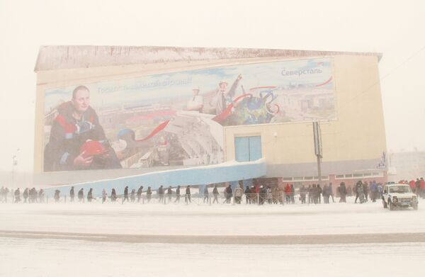 Горожане в очереди на церемонию прощания с шахтерами, погибшими в результате аварии на шахте Северная, около спортивного комплекса Олимп в Воркуте