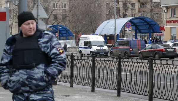 Полиция у метро Октябрьское поле. 29 февраля 2016