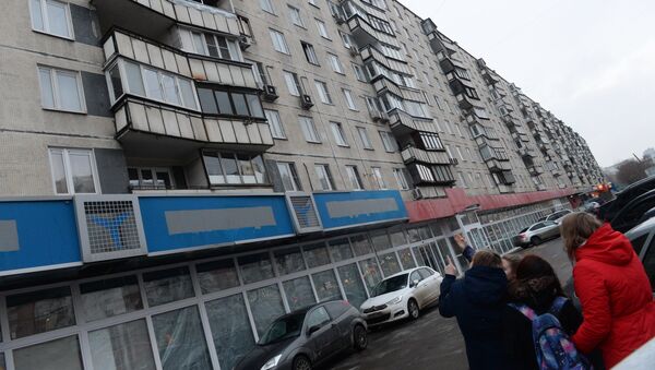 Прохожие у дома на улице Народного ополчения в Москве, в котором няня, подозреваемая в убийстве 4-летнего ребенка, совершила поджог квартиры