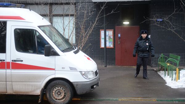 Сотрудник полиции у дома на улице Народного ополчения в Москве, в котором няня, подозреваемая в убийстве 4-летнего ребенка, совершила поджог квартиры