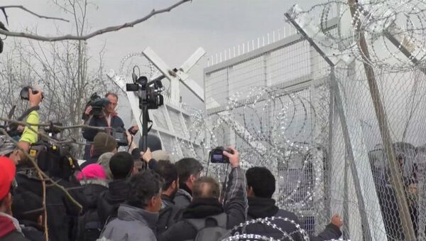Беженцы пытались тараном проломить забор на границе Греции и Македонии
