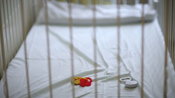 Пустая детская кроватка с игрушками в больнице. Архивное фото
