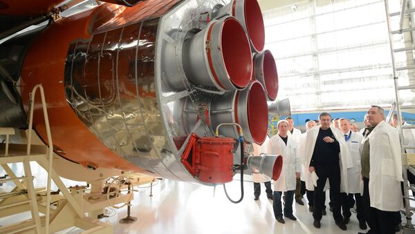 Заместитель председателя правительства РФ Дмитрий Рогозин (справа) во время посещения космодрома Восточный в Амурской области. Архивное фото