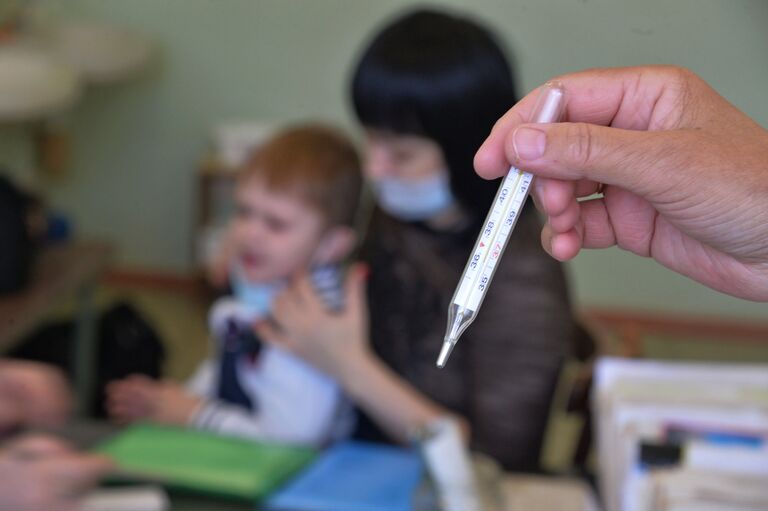 Врач проводит осмотр ребенка в детской поликлинике Врач проводит осмотр ребенка в детской поликлинике