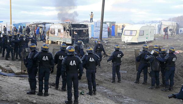Сотрудники полиции в лагере мигрантов возле Кале, Франция