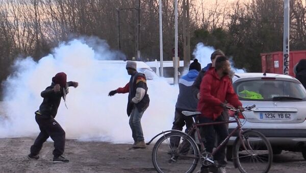 Мигранты закидывали камнями полицию во время сноса лагеря беженцев в Кале