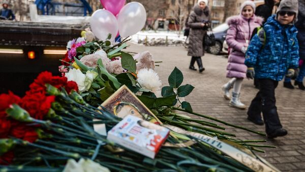 Цветы в память об убитой 4-летней девочке