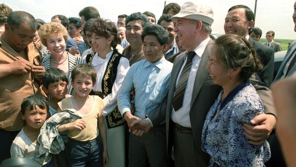 Президент СССР Михаил Сергеевич Горбачев с Раисой Максимовной Горбачевой на полевом стане в Казахстане