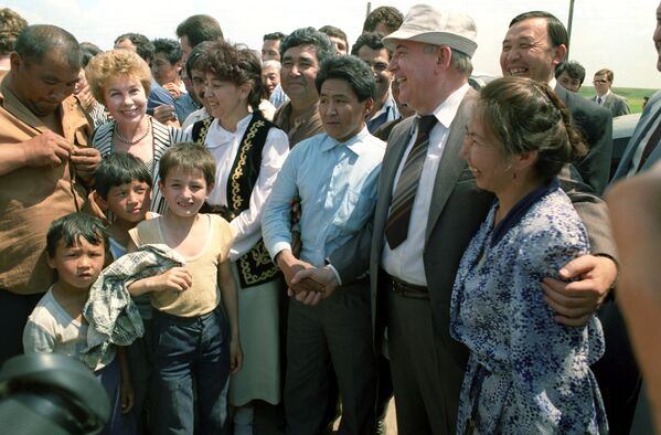 Президент СССР Михаил Сергеевич Горбачев с Раисой Максимовной Горбачевой на полевом стане в Казахстане