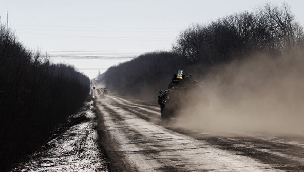 Украинские военные на дороге около Дебальцево. Архивное фото