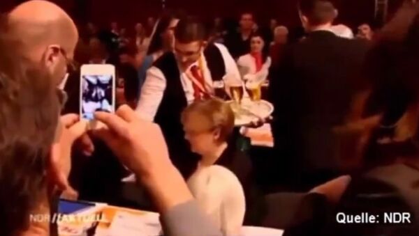 Официант вылил 2 литра пива на Ангелу Меркель