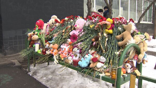 Цветы, свечи и игрушки у Октябрьского поля и возле дома убитой девочки