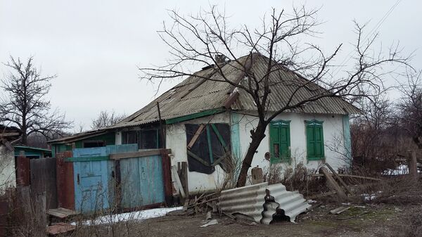 Брошенный дом в деревне в Донбассе. Архивное фото
