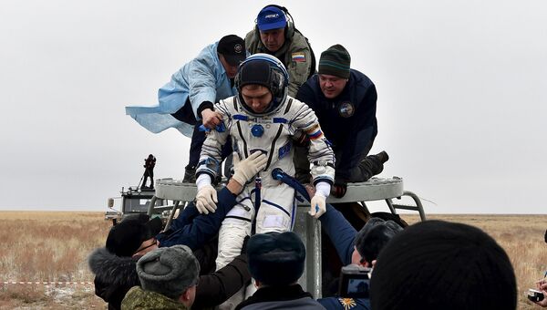 Спускаемая капсула корабля Союз ТМА-18М с участником годовой миссии Сергеем Волковым. 2 марта 2016