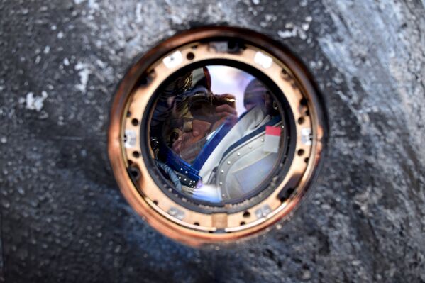 Спускаемая капсула корабля Союз ТМА-18М с участником годовой миссии Михаилом Корниенко. 2 марта 2016