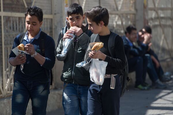 Подростки на одной из улиц Дамаска
