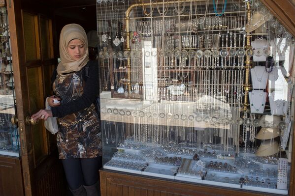 Женщина на рынке в Старом городе Дамаска