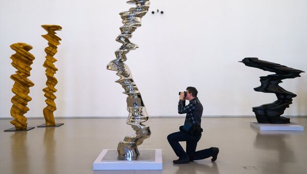 Работы британского скульптора Тони Крэгга на пресс-показе выставки Тони Крэгг. Скульптура и рисунки в Главном Штабе Государственного Эрмитажа