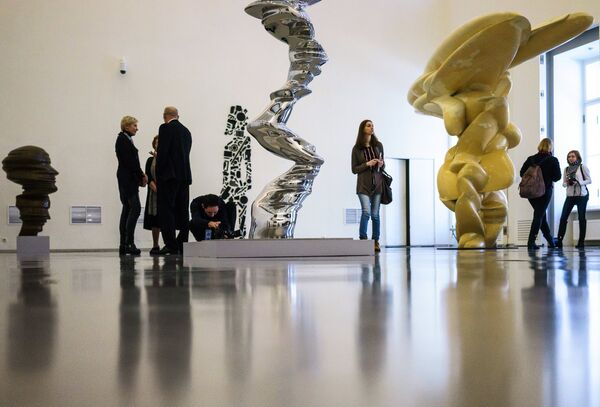 Посетители на пресс-показе выставки Тони Крэгг. Скульптура и рисунки в Главном Штабе Государственного Эрмитажа