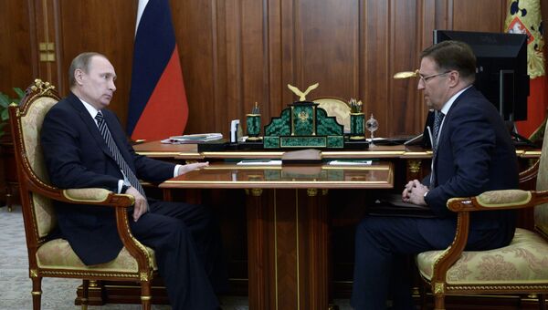 Президент России Владимир Путин и глава Ростехнадзора Алексей Алешин во время встречи в Кремле