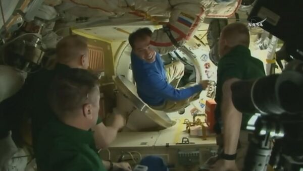 Космонавты обнимались и фотографировались на МКС перед возвращением на Землю