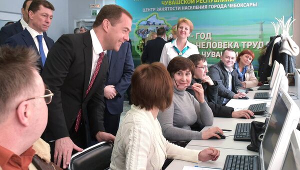 Председатель правительства России Дмитрий Медведев во время осмотра Центра занятости населения в городе Чебоксары