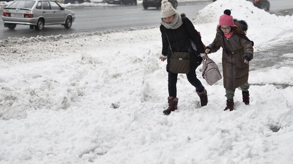 Пешеходу идут по дороге после сильного снегопада в Москве