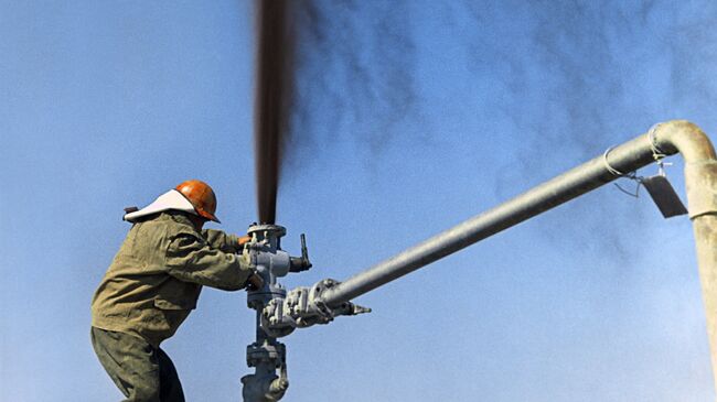 Нефтяники ставят заглушку на нефтяной фонтан. Архивное фото