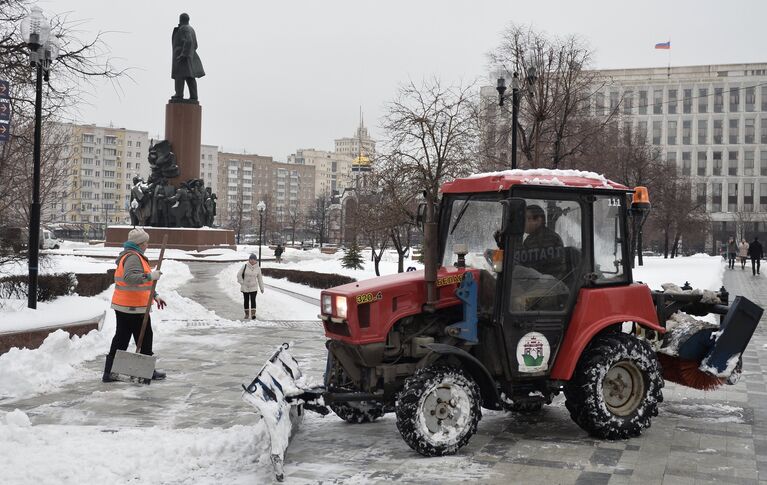 Работники управления жилищно-коммунального хозяйства убирают снег на Калужской площади Москвы после сильного снегопада