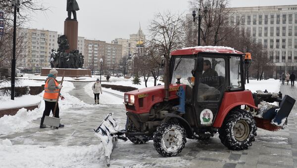 Работники управления жилищно-коммунального хозяйства убирают снег на Калужской площади Москвы после сильного снегопада