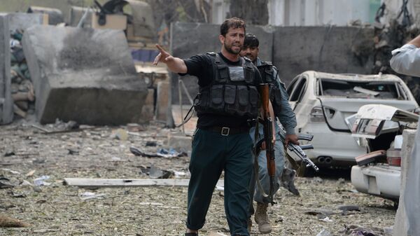 Сотрудники сил безопасности на месте взрыва рядом с консульством Индии в Джелалабаде на юго-востоке Афганистана. 2 марта 2016