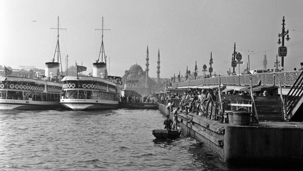 Бухта Золотой Рог и Галатский мост в Стамбуле