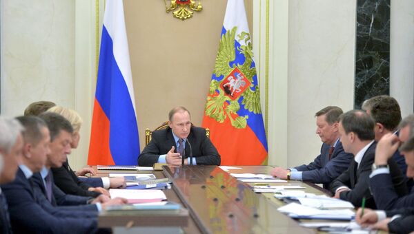 Президент России Владимир Путин проводит совещание с членами кабинета министров РФ в Кремле. Архивное фото
