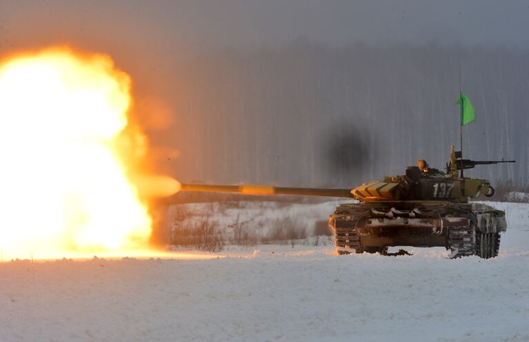 Танк Т-72 на дистанции соревнований отборочного этапа конкурса Танковый биатлон-2016