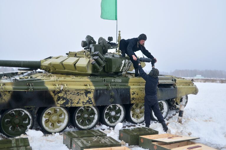 Экипаж танка Т-72 во время выполнения боевого упражнения во время соревнований отборочного этапа конкурса Танковый биатлон-2016