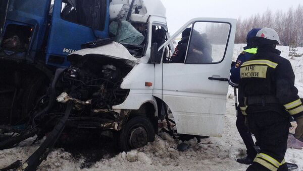 Сотрудники МЧС Пензенской области на месте ДТП с участием микроавтобуса и грузовика в котором пострадали 12-ть человек, из них девять погибли
