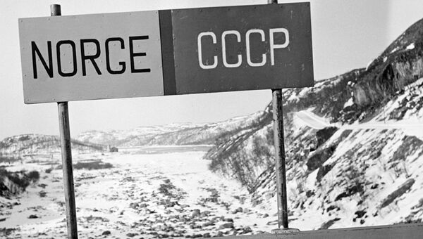 Пограничный знак на границе СССР и Норвегии. Мурманская область, Россия