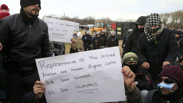 Протестующие из Ирана в лагере для беженцев возле Кале, Франция