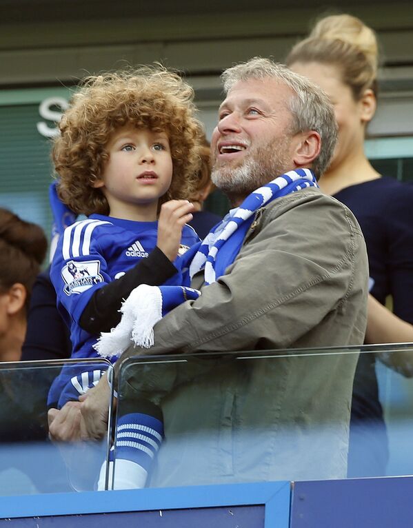 Роман Абрамович с сыном Аароном на футбольном матче в Лондоне