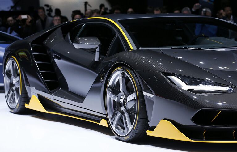 Автомобиль Lamborghini Centenario на 86-м международном автосалоне в Женеве. Март 2016