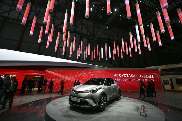 Автомобиль Toyota C-HR Coupe High Rider на 86-м международном автосалоне в Женеве. Март 2016