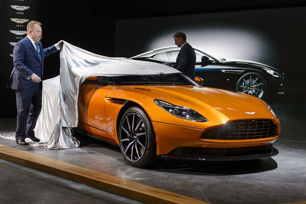 Генеральный директор Aston Martin Энди Палмер с новой моделью автомобиля DB11 на 86-м международном автосалоне в Женеве. Март 2016