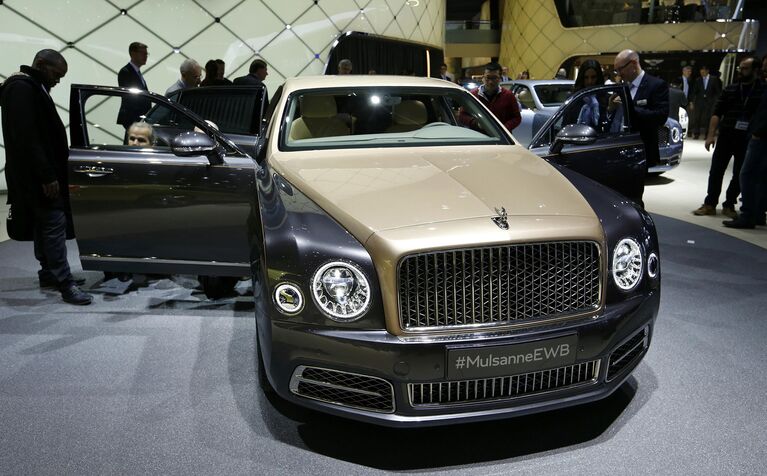 Автомобиль Bentley Mulsanne EWB на 86-м международном автосалоне в Женеве. Март 2016