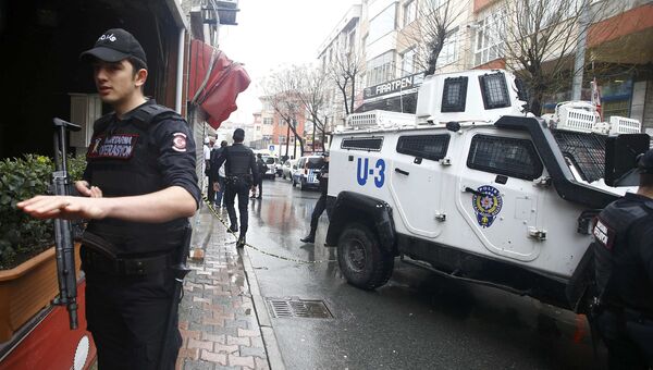 Турецкий спецназ у здания, в котором заблокированы две террористки, напавшие ранее на полицейский участок в Стамбуле. 3 марта 2016