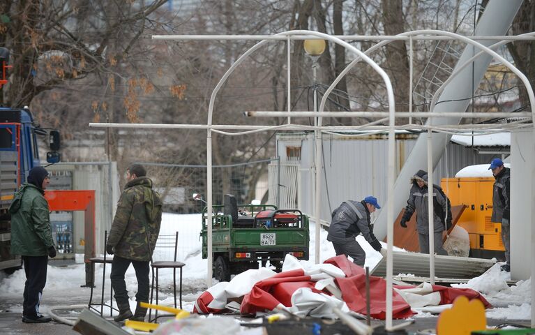 Демонтаж аттракционов на ВДНХ в Москве