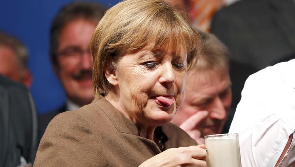 Канцлер Германии Ангела Меркель пьет пиво. Германия, 29 февраля 2016